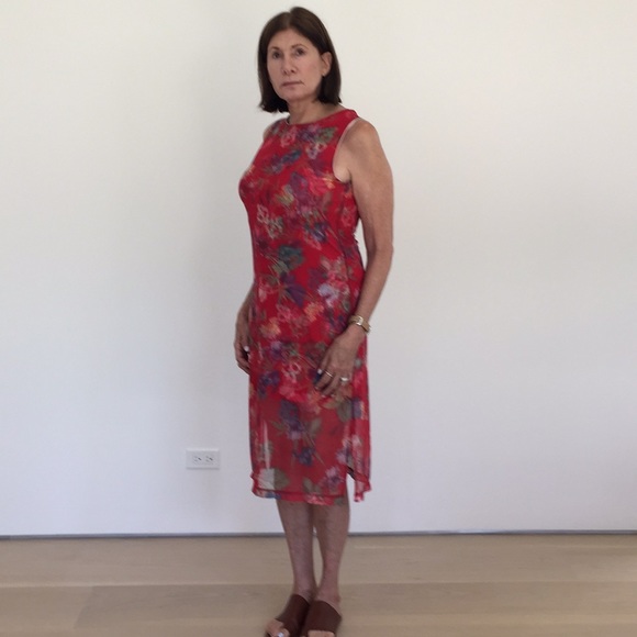 Beautiful Red Floral Patterned Dress - Picture 6 of 10